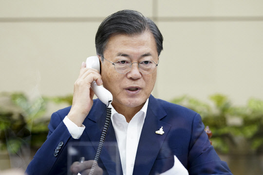 문재인 대통령이 24일 스가 요시히데 일본 신임 총리 취임 후 첫 통화를 하는 모습. 청와대 제공.